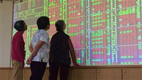 台股盤中大漲百餘點美中貿易戰開打，6日美股和陸股收紅，激勵台股9日開高走高，盤中大漲121.7點，重新站上10722點年線位置。中央社記者董俊志攝　107年7月9日