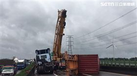 台61線西濱快速道路169k和美路段貨櫃車翻覆／翻攝畫面