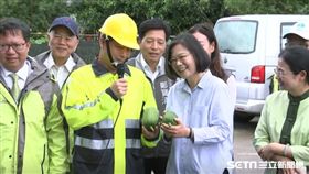 蔡英文總統11日赴桃園參訪「觀音區樹林里自主防災社區」，樹林里長吳進昌致贈絲瓜祝連任成功。
