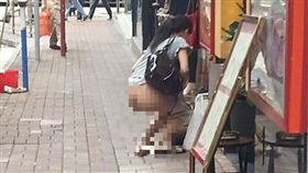 香港馬尾妹急拉屎當街脫褲。(圖/翻攝香港花生友臉書)