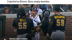 ▲唐納森（Josh Donaldson）挨觸身球怒嗆投手，勇士、海盜板凳清空。（圖／翻攝自MLB官網）