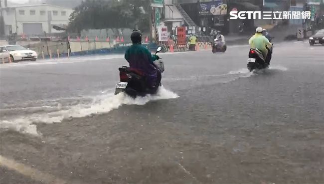 水深過不去..雨炸台南　馬路變水路