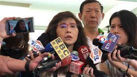 阿羅哈董事長陳瑞鈴親上火線說明經過（楊忠翰攝）