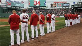 紅襪球員對遊騎兵賽前向「老爹」致敬。（圖／美聯社／達志影像）