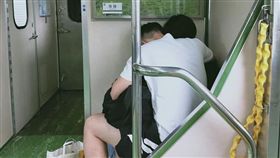 小情侶搭火車忘情摳摸　椅墊詭留液體（圖／爆廢公社二館）