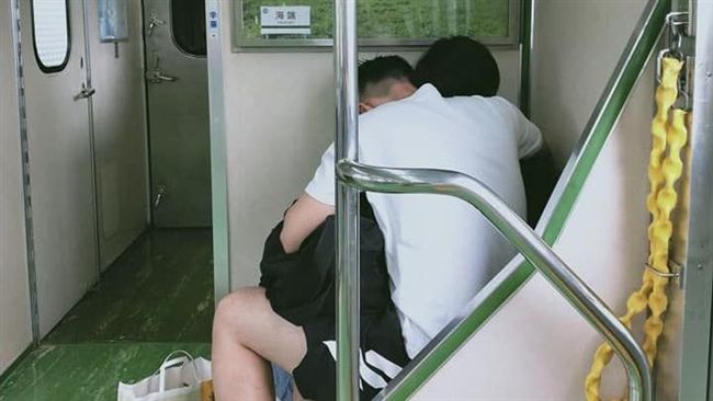 小情侶搭火車忘情摳摸　椅墊留詭液體