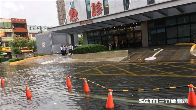 員基醫院外慘淹大水　多輛機車泡水中
