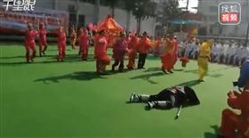安徽豬八戒表演者猝死倒地。(圖/翻攝自搜狐)