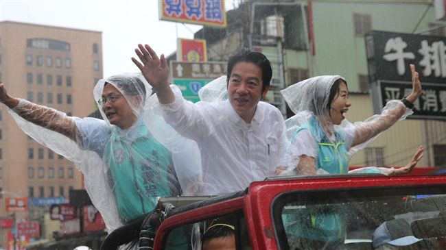 賴清德雨中掃街！招牌瀏海成海帶絲