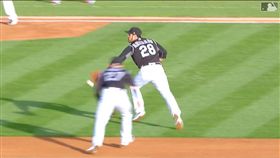 ▲洛磯亞瑞納多（Nolan Arenado）用手套接傳刺殺跑者。（圖／翻攝自MLB官網）