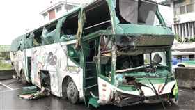 阿羅哈客運肇事車輛拖回國道警察局阿羅哈客運巴士10日深夜發生車禍造成3死11傷，肇事的客運巴士已被拖回國道公路警察局第3大隊員林分隊。中央社記者吳哲豪彰化攝  108年6月11日