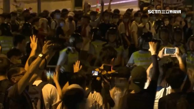 反送中暴力清場　港警持長槍引爭議