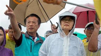 豪雨襲台　小英冒雨視察地方水利設施