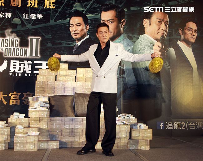 梁家輝因拍「追龍II賊王」的戲吃了三箱榴槤，電影公司特別在記者會現場讓梁家輝剝榴槤讓他想逃。（記者邱榮吉/攝影）