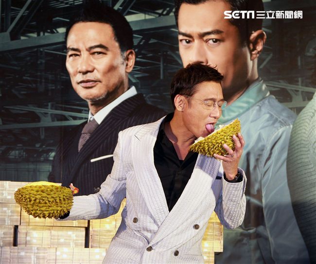 梁家輝因拍「追龍II賊王」的戲吃了三箱榴槤，電影公司特別在記者會現場讓梁家輝剝榴槤讓他想逃。（記者邱榮吉/攝影）