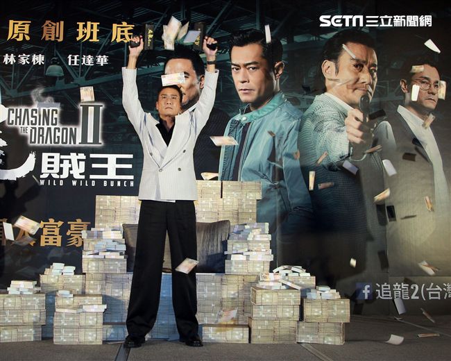 梁家輝出席電影「追龍II賊王」記者會，霸氣帥坐在鈔票椅瀟灑狂噴鈔票，展現史上最強悍匪氣魂。（記者邱榮吉/攝影）