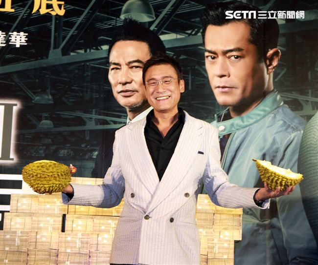 梁家輝因拍「追龍II賊王」的戲吃了三箱榴槤，電影公司特別在記者會現場讓梁家輝剝榴槤讓他想逃。（記者邱榮吉/攝影）