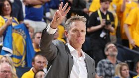NBA／柯爾「下勾」飆進中場三分！
NBA,季後賽,金州勇士,Steve Kerr,Logo Shot,三分球
翻攝自推特