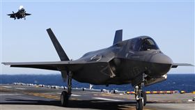 F-35B前進部署  明年進駐亞太中東美軍陸戰隊2018年將分派F-35B，投入兩個陸戰隊遠征支隊的巡行。圖為F-35B降落在兩棲攻擊艦黃蜂號上。（摘自美軍陸戰隊官網）中央社記者曹宇帆洛杉磯傳真  106年12月31日