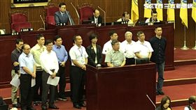 無黨籍台北市議員陳政忠質詢，要台北市長柯文哲與市府官員罰站。圖/黃宣尹攝影