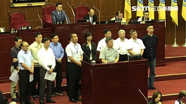 備詢遭議員罰站10分…柯文哲滑手機