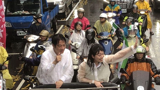 衝民調車隊抵凱道　賴清德雨中演說