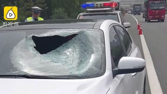 陸公路驚見人間凶器　下一秒副駕爆頭