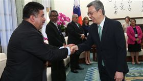 陳副總統接見中美洲議會訪問團（2）副總統陳建仁（右）11日下午在總統府接見中美洲議會訪問團等一行，逐一向團員握手致意。中央社記者鄭傑文攝　108年6月11日