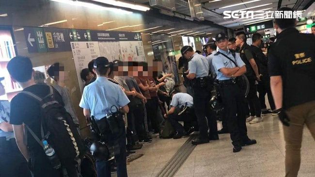 押到牆邊排排站！港警全面盤查年輕人