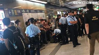 解放軍疑換港警服搜身…網嚇宛如六四