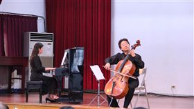 張正傑監獄公益音樂會（1）大提琴家張正傑（右）的「監獄公益音樂會」11日在屏東監獄表演，除了獨奏外，並邀請鋼琴家王乃加（左）合體表演，張正傑還特地表演在摔車手骨折期間練出來的單手和鼻子按琴弦，鼓勵受刑人不要喪志。（屏東監獄提供）中央社記者郭芷瑄傳真　108年6月11日