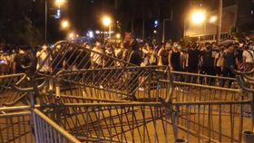 港示威者遊行後以鐵欄杆堵路香港「反送中」遊行9日晚間結束後，數百名年輕示威者10日凌晨占據灣仔告士打道往來行車線，並以鐵欄杆堵住其中一段道路。中央社記者張謙香港攝108年6月10日