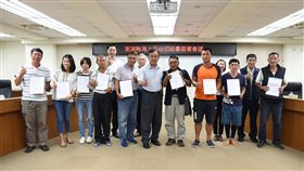 澎湖海上平台業者簽切結　守護海洋環境（1）澎湖縣政府11日與縣內9家海上平台業者簽署切結書，包含不任意排放水肥入海等保護海洋條款，共同維護海洋生態環境，澎湖縣長賴峰偉（前右5）出席見證。中央社   108年6月11日