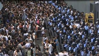 港人怒吼罷工罷課　主席宣布延後二讀