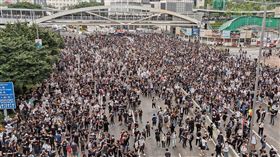 香港反修例示威  重演占中模式具爭議的香港逃犯條例修訂草案12日將在立法會二讀，早上有上萬名大學生前往抗議，並從立法會向外擴散到主要幹道夏愨道，重演2014年「占中」模式。許多學生戴上口罩，有備而來。中央社記者張謙香港攝  108年6月12日