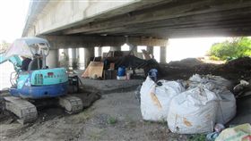 二仁溪畔廢棄物　台南市盼第六河川局負責台南市環保局長林淵淙10日受訪時表示，二仁溪南萣橋上游450公尺處污染案，污染面積約1800平方公尺，污染物以電路板等廢五金居多；經追查釐清管理機關為第六河川局，依法應負廢棄物清理責任。（台南市環保局提供）中央社記者楊思瑞台南傳真　108年6月10日