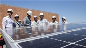 竹市推校園太陽能發電　機會教育能源再利用新竹市政府目前已在29處校園及公有房地建置太陽光電系統，市長林智堅（右3）表示，太陽光電設置不僅讓就學、就業環境有效降溫，屋頂還能成為生態環境展示中心，教育孩子能源再利用的重要性。（新竹市政府提供）中央社記者魯鋼駿傳真　108年6月10日