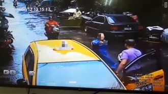 小黃急停起爭議　他竟火大掏菜刀理論