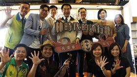 林百貨再開幕5週年推出特展（1）台南市定古蹟林百貨2014年6月重新開幕，今年屆滿5年，台南市長黃偉哲（後排中）10日出席林百貨推出的「林時代的音樂風潮」特展，並肯定林百貨經營團隊。（林百貨提供）中央社記者楊思瑞台南傳真  108年6月10日