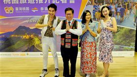 搶攻南向商機  桃市府旅遊推介團前進泰國（1）桃園市長鄭文燦（左2）10日表示，隨著政府新南向政策施行，搭乘廉航的年輕旅客大幅成長，因此市府除邀請泰國部落客，也結合業者組成桃園水晶晶旅遊推介團，20日至24日將前進曼谷推廣桃園旅遊。中央社記者吳睿騏桃園攝  108年6月10日