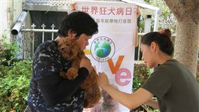 北市防範狂犬病  28場山區注射活動起跑台北市動保處指出，為防範狂犬病入侵北市，自6月13日起至9月底將舉辦28場山區動物狂犬病巡迴注射活動，提醒家中仍有毛小孩尚未補強狂犬病疫苗的民眾，可多善用此活動，或帶至鄰近動物醫院完成補強注射。（台北市動保處提供）中央社記者黃麗芸傳真  108年6月10日