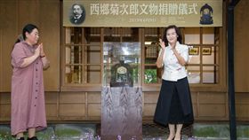 日治宜蘭首任廳長後代捐掛鐘  促進台日交流日治時期宜蘭首任廳長西鄉菊次郎今年逝世90週年，他的曾孫諫山尚子（左）9日特別捐贈西鄉菊次郎生前珍愛的掛鐘給宜蘭縣史館，由宜蘭縣長林姿妙（右）代表受贈。（宜蘭縣政府提供）中央社記者沈如峰宜蘭縣傳真  108年6月9日