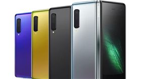 三星Galaxy S10系列正式亮相，也宣告Galaxy邁向10周年的里程碑，首款折疊手機「Galaxy Fold」問世，價格1980美元起（超過新台幣61500元）
（圖／三星提供）