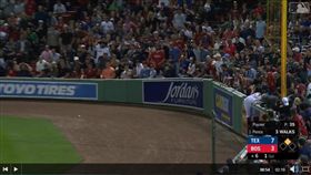 ▲遊騎兵潘斯（Hunter Pence）跑出史上最瞎場內全壘打。（圖／翻攝自MLB官網）