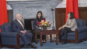 蔡英文總統12日上午接見「2049計畫研究所」學者專家訪問團。（圖／總統府提供）