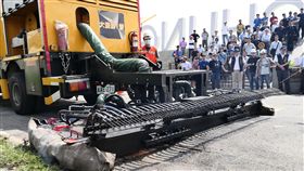 路平技術提升　中市府引進熱再生修補車台中市建設局引進「熱再生修補車」，可像熨斗般先整燙既有路面，使原有路面軟化，再把上層舊的瀝青刨除，重新拌入熱料後壓實，日前在南屯區筏子東街舉辦施工觀摩。（台中市政府提供）中央社記者趙麗妍傳真　108年6月9日