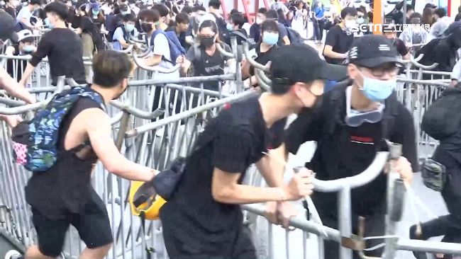 反送中罷課癱瘓街頭！學生拆鐵欄擋警