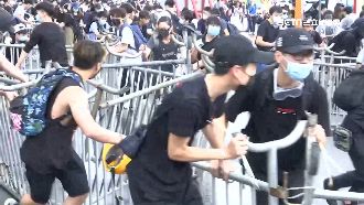 反送中罷課癱瘓街頭！學生拆鐵欄擋警