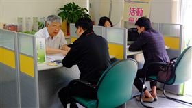 畢業季來臨 中市推職涯金攻略協助就業畢業季來臨，台中市勞工局推出青年「職涯金攻略」方案，提供職業適性診斷與諮詢等服務，協助青年掌握職場先機，順利就業。（市府提供）中央社記者郝雪卿傳真　108年6月8日
