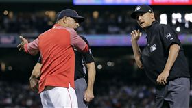 ▲波士頓紅襪總教練Alex Cora遭到驅逐出場。（圖／美聯社／達志影像）
